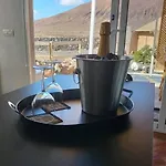 아파트 - Coastal Comfort With Outdoor Lounge - Wifi