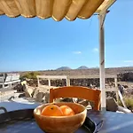 - Coastal Comfort With Outdoor Lounge - Wifi * 테기세