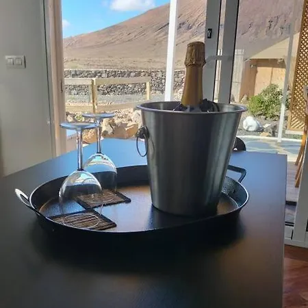 Apartamento - Coastal Comfort With Outdoor Lounge - Wifi